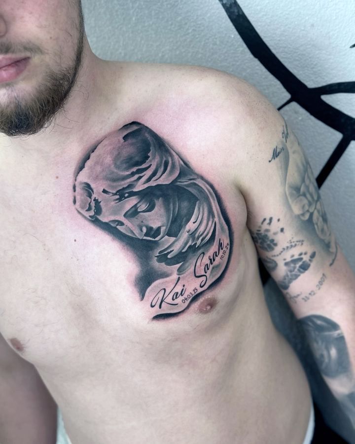 Madonna mit Schriftzug in Black and Grey auf der Brust