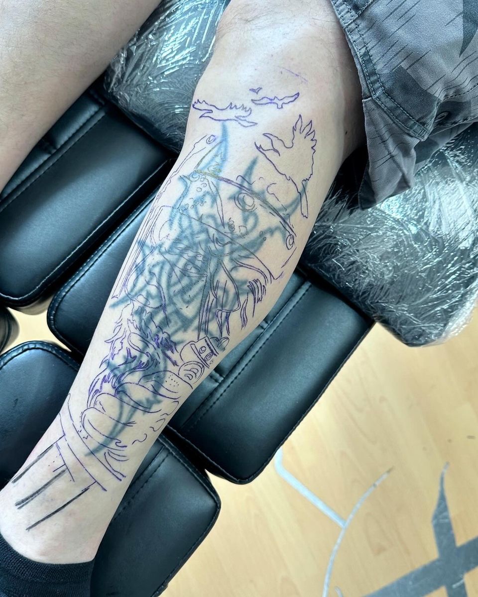 Vorher: altes Linien-Tattoo am Unterschenkel mit aufgetragener Vorzeichnung