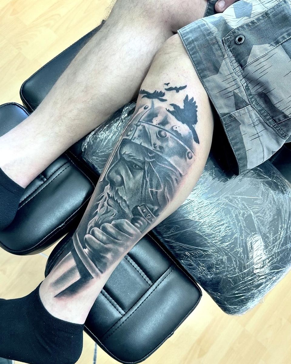 Nachher: neues Black-and-Grey-Motiv mit Vögeln am Unterschenkel