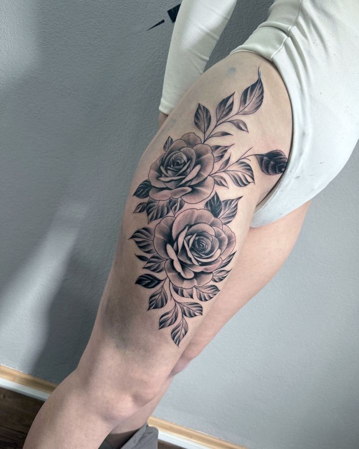 Rosen in Black and Grey auf dem Bein