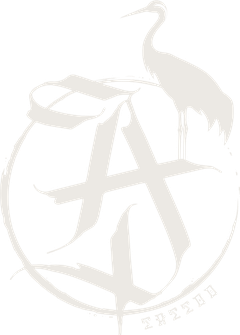 Logo Alexo Tattoo Atelier: Kranich auf einem A im Kreis